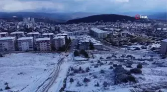 Bilecik'te yoğun yağan kar yağışı birçok köy yolunu ulaşıma kapattı