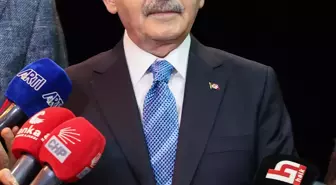 KILIÇDAROĞLU, ELEKTRİKLERİ KESİLEN MODA SAHNESİ'NE KANDİLLE GELDİ