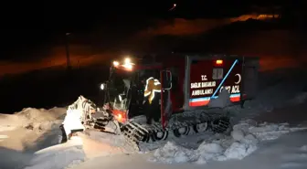 Yolu kapanan köyde mahsur kalan hastayı, ekipler kurtardı