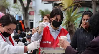 Gönüllüler İzmir'de sıcak çorba dağıttı