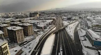 İstanbul'a kar yağdı, yollar boş kaldı