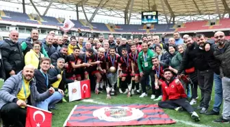 Gölcük İşitme Engelliler Spor Kulübü şampiyonluk kupasını aldı