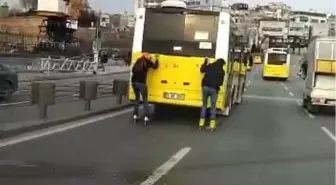 Unkapanı Köprüsü'nde gençlerin tehlikeli yolculuğu kamerada