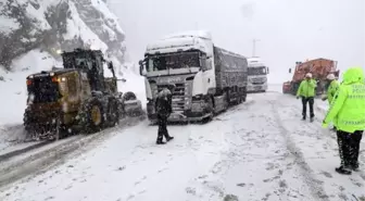 ZİGANA GEÇİDİ'NDE KAR VE TİPİ ULAŞIMI AKSATIYOR