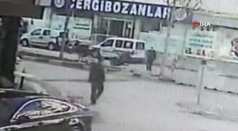 Polislerin gözü önünde yaya çarptı... Kazada kadın yaya ağır yaralandı erkek yaya ise adım farkıyla kazadan kurtuldu