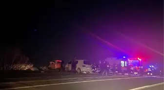 İzmir'de kamyonet ile minibüs çarpıştı: 1 ölü, 3 yaralı