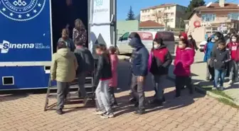 Beyaz perde tıra taşındı... Gezen sinema tırı Tekirdağ'da köydeki çocuklarla buluştu