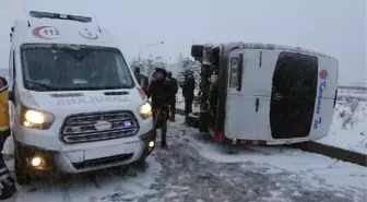 Karda kayan işçi servisi devrildi: 4 yaralı