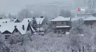 Yoğun kar yağışı kenti beyaza bürüdü