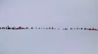 Erciyes'te kayakçılar şehitler anısına dev Türk bayrağı ile kayak yaptı