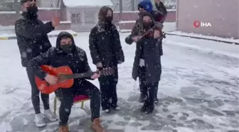 Kar altında duygulandıran türkü... Şehitler için 'Çanakkale Destanı' türküsünü seslendirdiler