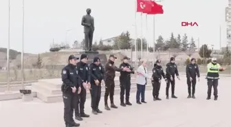 Son dakika haber... KIRIKKALE'DE POLİSLERDEN İŞARET DİLİYLE 'ÇANAKKALE TÜRKÜSÜ'