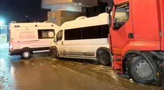 Buzlanma nedeniyle kontrolden çıkan tır, minibüs ve ambulansa çarptı