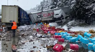 TEM'de iki tır çarpıştı, sıkışan sürücü hastanede hayatını kaybetti