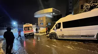 Yokuştan inerken kayan tırın çarptığı minibüs, hasta bekleyen ambulansa çarptı