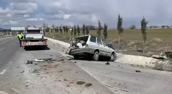 Afyonkarahisar'da tır ile otomobilin çarpışması sonucu 4 kişi yaralandı