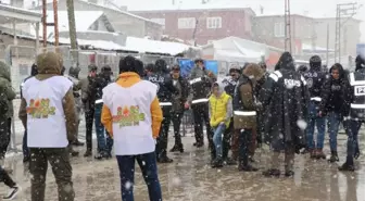 VAN'DA KAR YAĞIŞINDA NEVRUZ KUTLAMASI