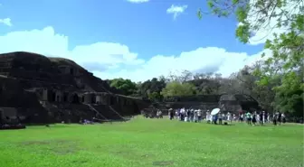 El Salvador'daki Nahua yerlileri toprak ananın uyanışını danslarla karşıladı