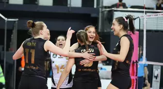 Lider VakıfBank, PTT'yi devirerek kazanma serisini sürdürdü