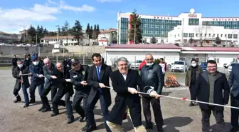 Nevruz programında protokol öğrencilerle halat çekme oynadı