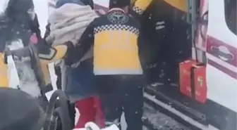 YOLU KARDAN KAPALI KÖYDEKİ HASTA, AMBULANSA KEPÇEYLE TAŞINDI