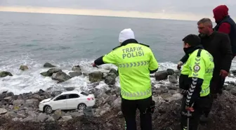 Zonguldak'ta otomobil sahil kenarına uçtu: 1 yaralı