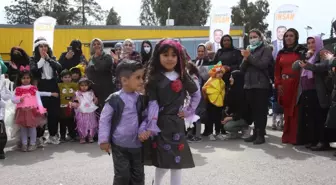 Adana'da çocuklar, atık materyallerle hazırladıkları kostümleri defileyle tanıttı