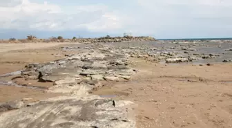 Antalya'da kıyılarda deniz suyu çekildi