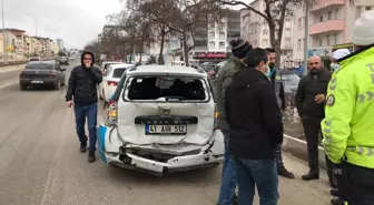 Bilecik'te fabrika servis minibüsü otomobile arkadan çarptı, 4 kişi yaralandı