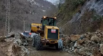 Rize'de heyelan nedeniyle Pazar-Hemşin yolu trafiğe kapandı