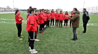 Van Büyükşehir Belediyesi Kadın Futbol Takımı ilk maçına hazırlanıyor