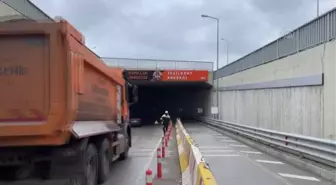 Alt geçitte beton bariyere çarpan otomobildeki 2 kişi yaralandı