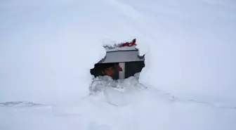 Bingöl Karlıova'da kar evlerin boyuna ulaştı