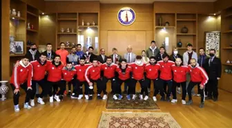 DPÜ atletizm ve futsal takımlarından Rektör Uysala'a ziyaret