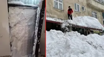 Fotoğraf Ordu'dan! Dışarı çıkmak isteyen vatandaş, kardan duvarla karşılaştı