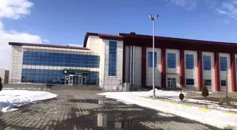 Kafkas Üniversitesi Olimpik Yüzme Havuzu'nun durumu içler acısı