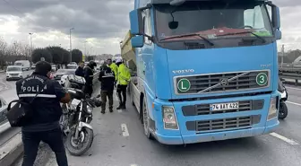 Küçükçekmece'de kamyona çarpan motosikletin sürücüsü hayatını kaybetti