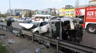 MALTEPE'DE HAFİF TİCARİ ARAÇ TAKLALAR ATARAK 3 ARACA ÇARPTI 5 YARALI