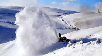 Muş'ta 'kar kaplanları' çığ riskine karşın yolları açıyor