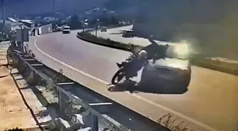 Son dakika haberi... Otomobille çarpışan motosikletli yaralandı, kaza anı kameraya yansıdı