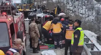 Heyelanda yamaçtan kopan kaya kamyonetin üzerine düştü: 4 ölü (2)