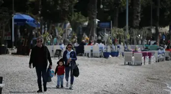 Akyaka sahilinde güneşli havadan dolayı yoğunluk oluştu