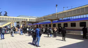 Kütahya'da otobüs fiyatlarını pahalı bulan vatandaşlar trene yöneldi