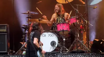 Taylor Hawkins: Foo Fighters davulcusu 50 yaşında hayatını kaybetti