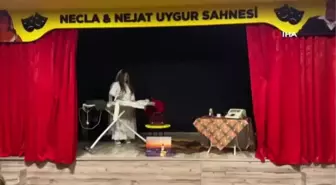 Alt katı tiyatro salonu, üst katı kafe