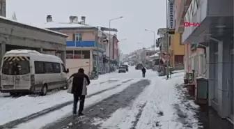 POSOF-ARDAHAN KARAYOLU YOĞUN KAR YAĞIŞIYLA TRAFİĞE KAPANDI