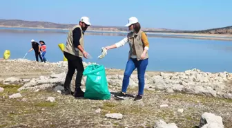 Kütahya'da gönüllü öğretmenler baraj kenarında çöp topladı