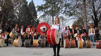 Çorum'un ilk kadın davulcusu, manilerle vatandaşları sahura uyandıracak