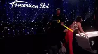 Şarkıcı Katy Perry'nin sahnede pantolonu patladı, ilk çözümü seyirciyi güldürdü