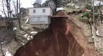 Trabzon'da eriyen kar suları heyelana neden oluyor